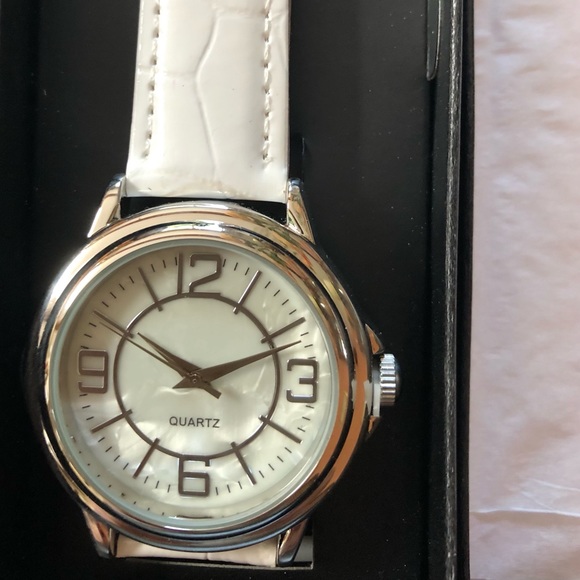 Avon NWT Women’s Watch - Picture 1 of 5